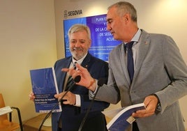 El alcalde de Segovia, José Mazarías (derecha), habla con el concejal de Urbanismo, Alejandro González-Salamanca, en la presentación del plan estratégico.