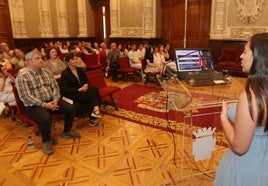 Una de las alumnas expone su trabajo ante el público, en el salón de actos de la Diputación.