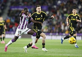 Amath disputa el balón a un jugador del Oviedo durante el partido disputado en Zorrilla.