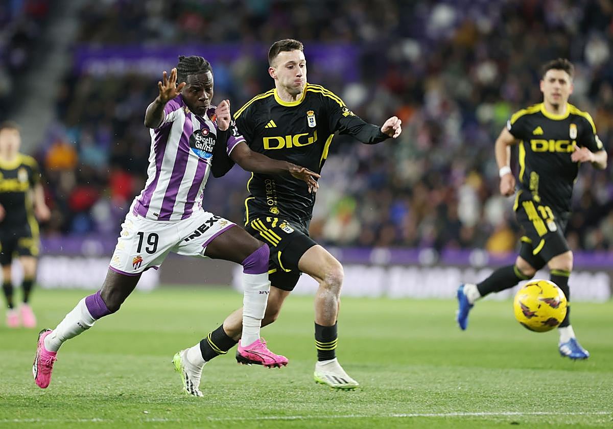 Amath disputa el balón a un jugador del Oviedo durante el partido disputado en Zorrilla.