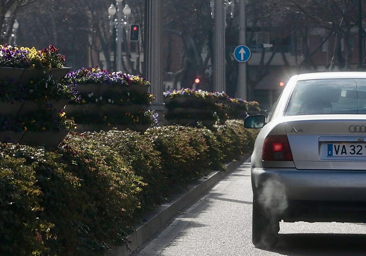 Imagen de archivo de un vehículo circulando por Valladolid.