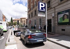 Varios coches entran al aparcamiento de plaza de España.