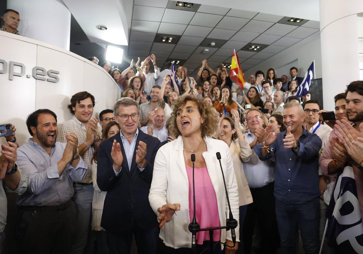 La cabeza de lista del PP a las elecciones europeas, Dolors Montserrat (c), junto al líder del PP, Alberto Núñez Feijóo (2i), celebran los resultados de las pasadas elecciones europeas.