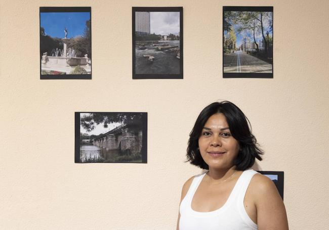 Carmen Mendoza, jhunto a varias de las fotos que se pueden ver en la exposición.