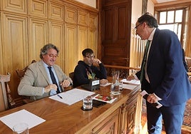 El concejal no adscrito Ricardo Carrancio conversa con Alfonso Polanco.