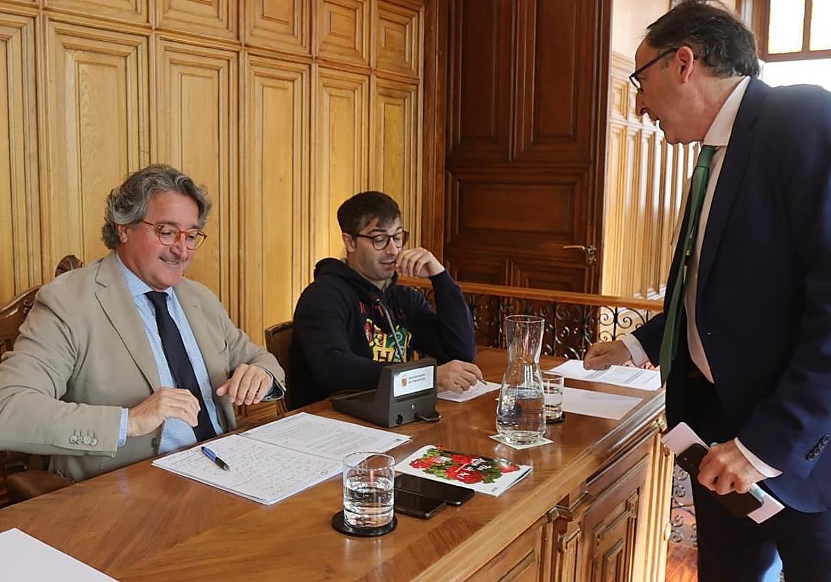 El concejal no adscrito Ricardo Carrancio conversa con Alfonso Polanco.