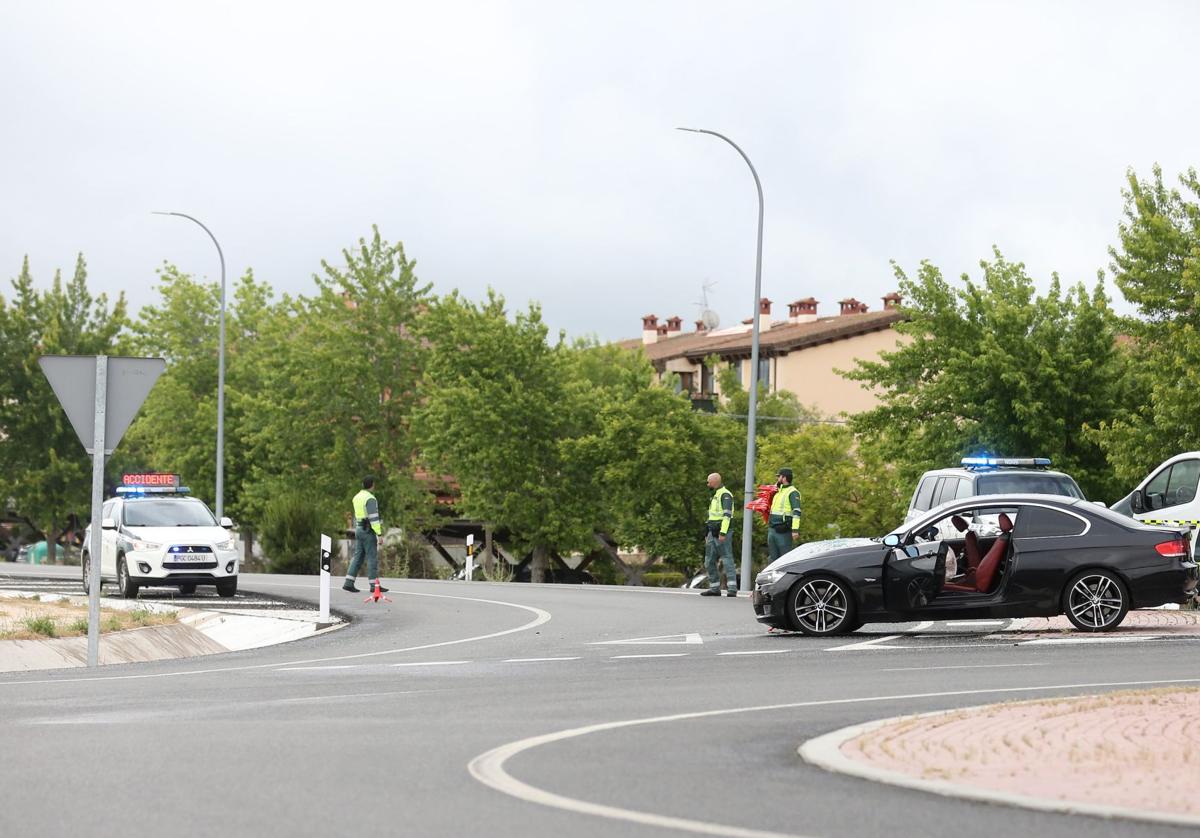 La Guardia Civil regula el tráfico tras el accidente en Palazuelos de Eresma.