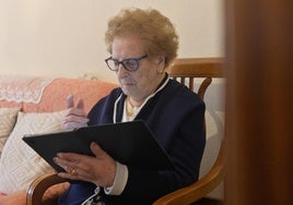 Catalina Rodríguez, que este viernes cumple 100 años, maneja la tablet.