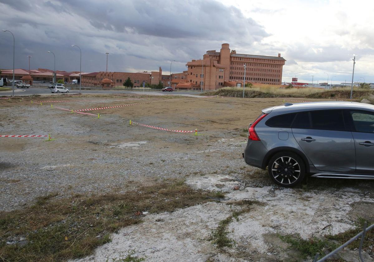 Explanada junto al CIDE reservada para el aparcamiento de 150 vehículos.