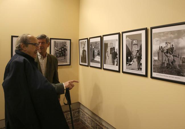 El hijo de Foto Rio, José Manuel Riosalido; y el director del museo, Rafael Cantalejo.