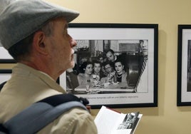 Un hombre observa las fotografías de la exposición que alberga el Museo Rodera-Robles.