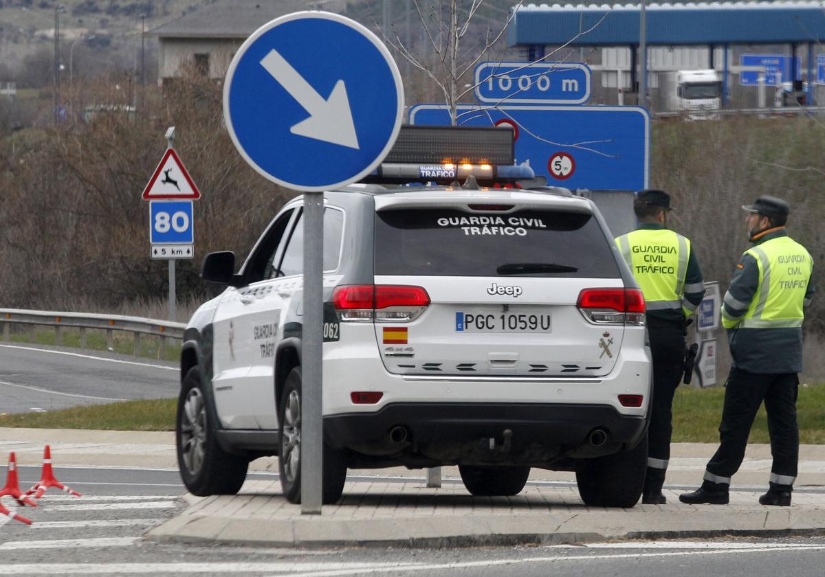 Control de la Guardia Civil en una carretera de la provincia de Segovia.