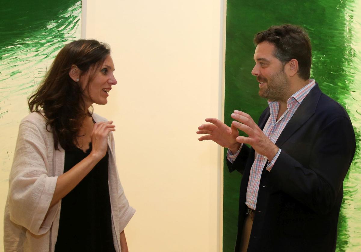 El pintor Hugo Fontela y la directora del museo Esteban Vicente, Ana Doldán, durante el coloquio.