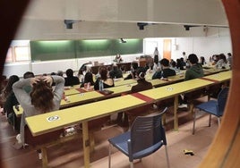 Opositores esperan a que comience el examen en la facultad de Económicas de la Universidad de Valladolid.