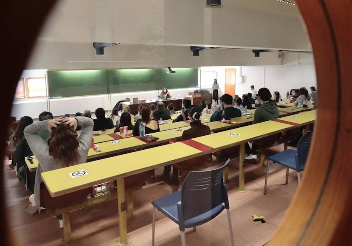 Opositores esperan a que comience el examen en la facultad de Económicas de la Universidad de Valladolid.