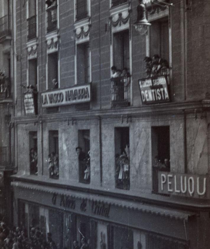 Imagen secundaria 2 - Pedro Adrados (a la izquierda) recibe una distinción observado por el entonces alcalde de Valladolid, Santiago Pérez. Abajo, plano de la reforma de los escapares que Joaquín Fererro Martín hizo en 1946. A la derecha, fotografía del edificio del comercio en los años setenta.