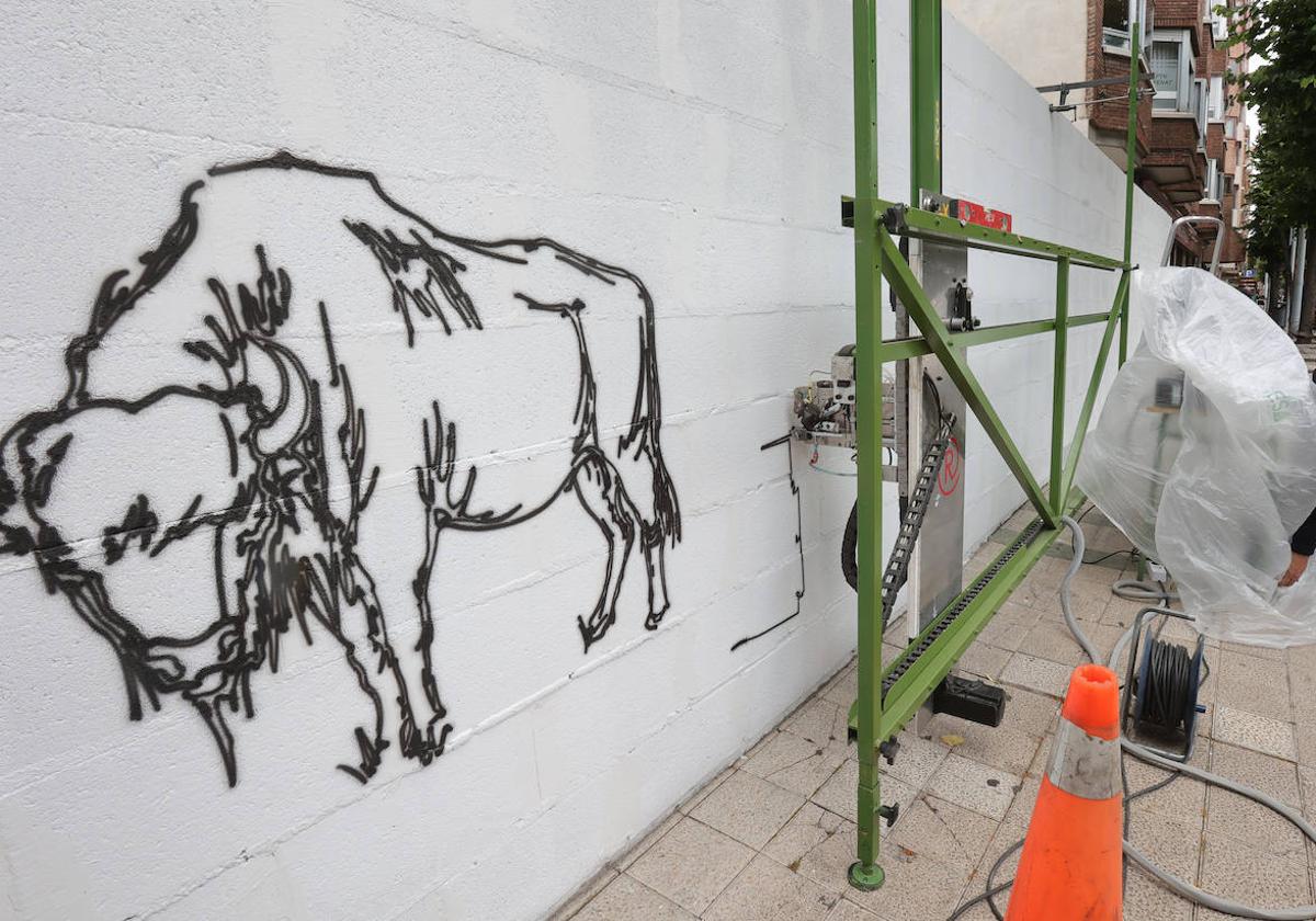 Un bisonte y un oso pardo, junto a la Catedral de Palencia