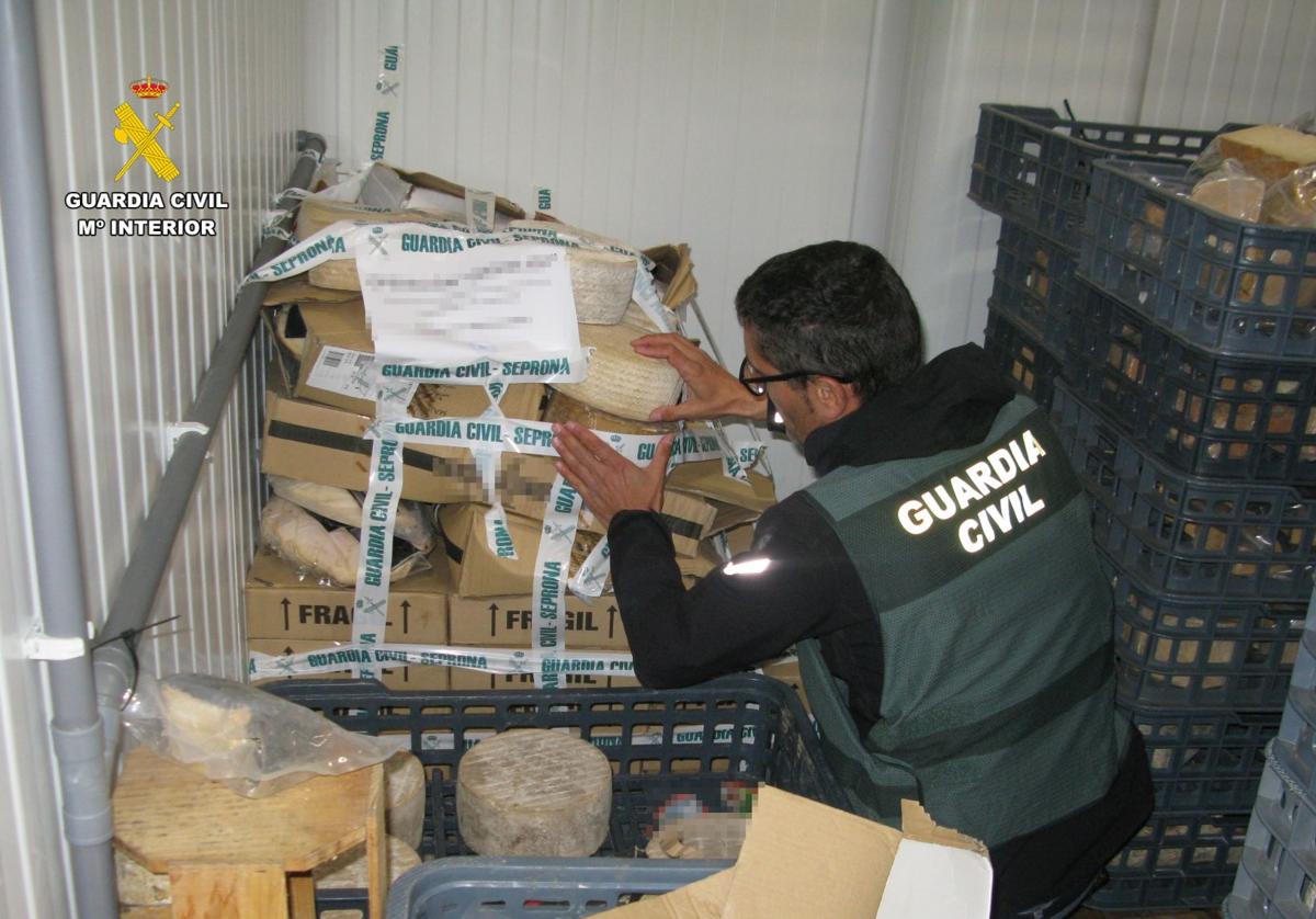 Un agente de la Guardia Civil durante una de las inspecciones.