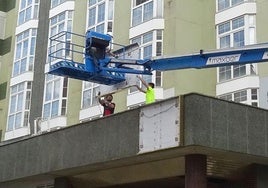 Los operarios retiran el cartel del 'Aparthotel Sofía' de la entrada principal de la calle Hernando de Acuña.