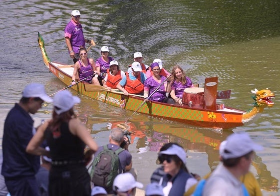 Una de las embarcaciones de Valkirias surca el Pisuerga junto a integrantes de Fundación Personas.