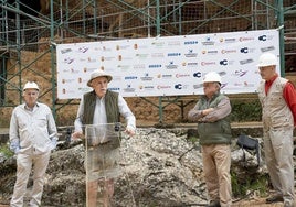 Los codirectores de Atapuerca, junto a Gonzalo Santonja, en la presentación de la campaña.