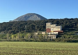 Lavadero y cargadero de la Mina San Claudio, con la Peña Redonda de fondo.