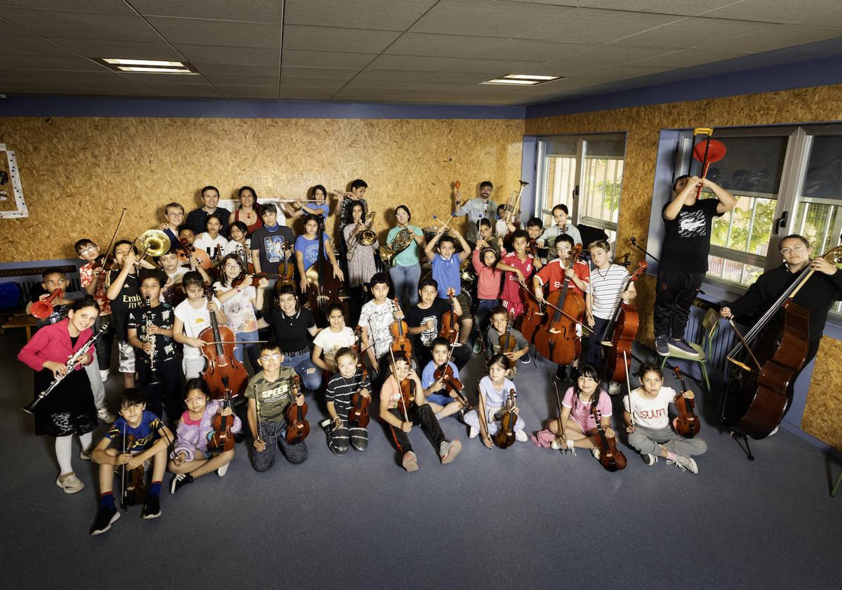 Los integrantes de la orquesta In Crescendo, en su aula de ensayo en el colegio Allúe Morer.