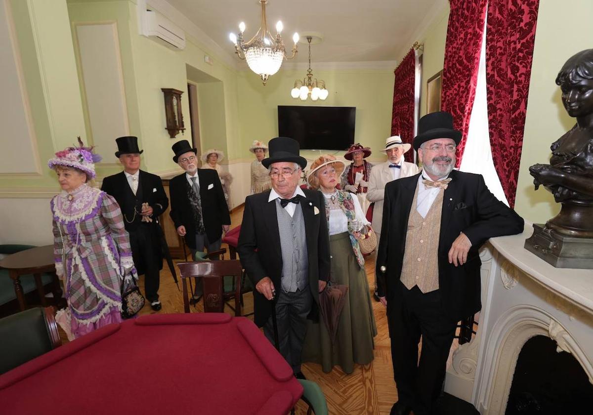 Los integrantes de la asociación santanderina en el Casino de Palencia.