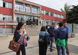 Opositores frente al instituto Alonso Berruguete de Palencia.