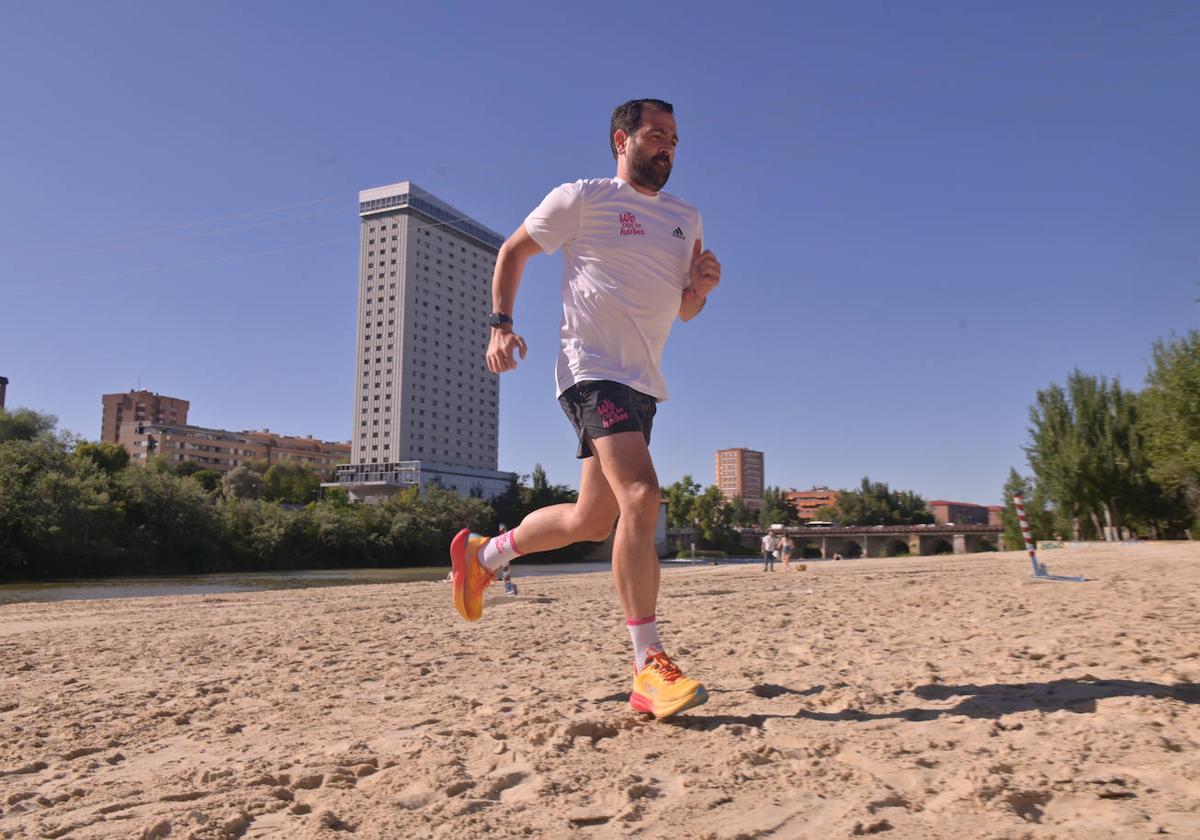 Hugo Prieto entrena para el reto en la playa de Las Moreras.