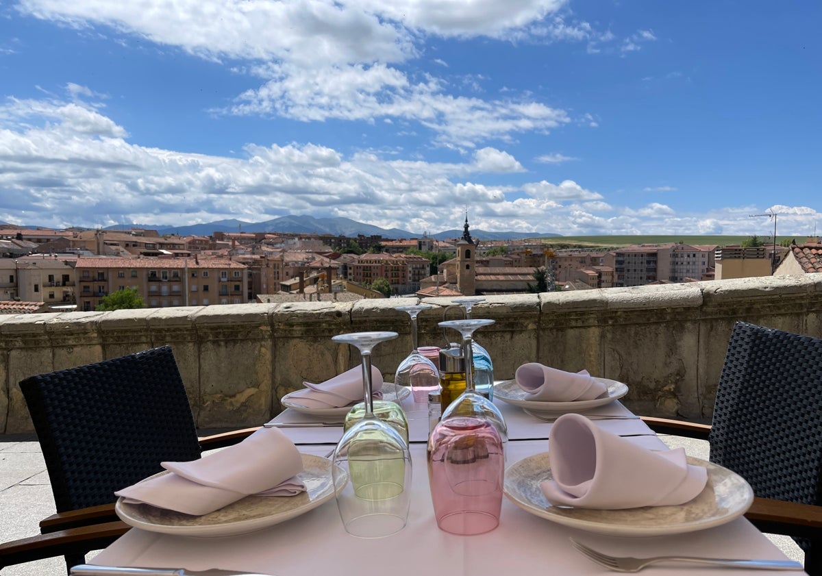 Imagen principal - Castilla Tapas y Cañas desea a los segovianos unas fiestas llenas de alegría y diversión