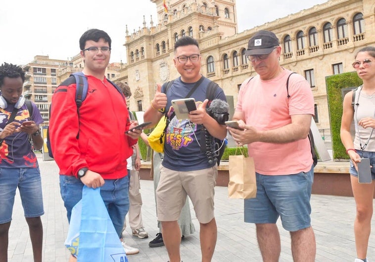 Brandon Tan, en el centro de la imagen, junto con los miembros de VallaGOlid!