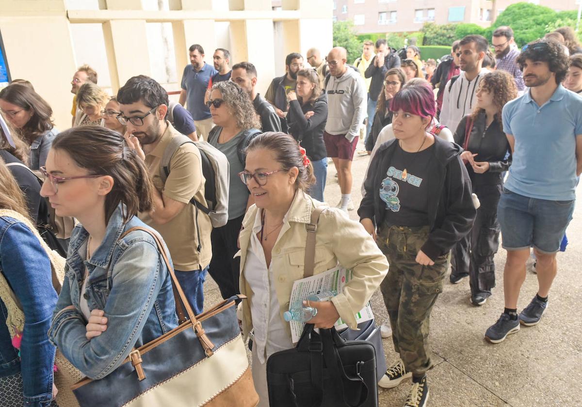 Los opositores del cuerpo de Enseñanza Secundaria, en la entrada del IES Julían Marías..