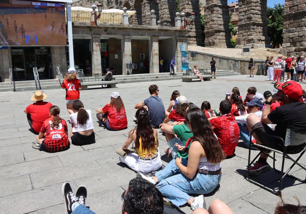 Multitud de personas siguen el partido del Segosala en la pantalla instalada en la plaza del Azoguejo, a los pies del Acueducto.