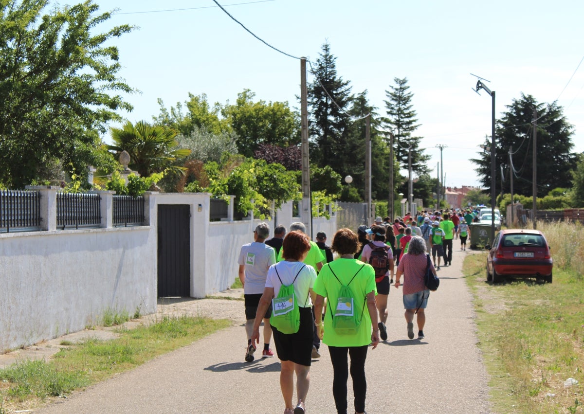 Imagen secundaria 1 - Imágenes de la III Marcha Contra el Cáncer en Tudela de Duero 