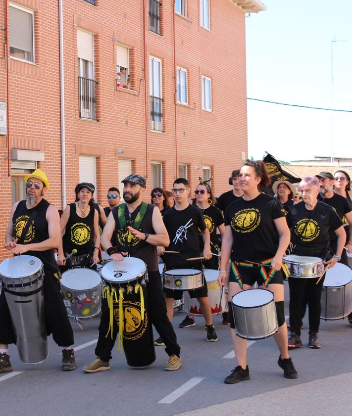 Imagen secundaria 2 - Imágenes de la III Marcha Contra el Cáncer en Tudela de Duero 