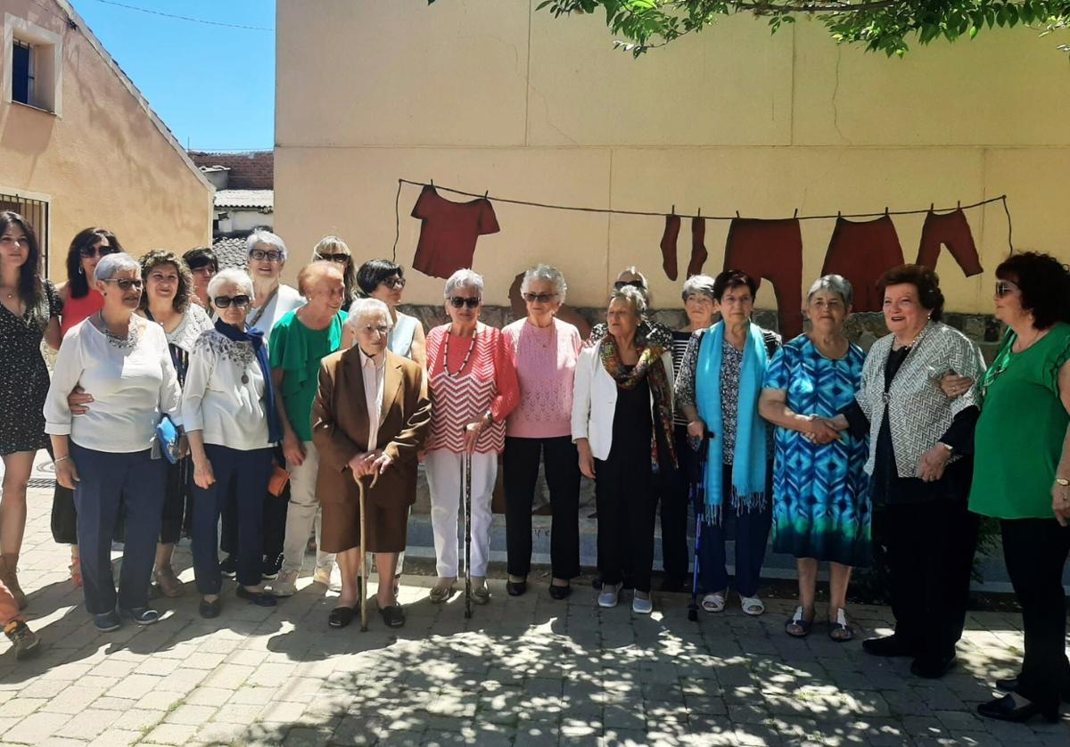 Algunas de las participantes en el homenaje, junto a la escultura.