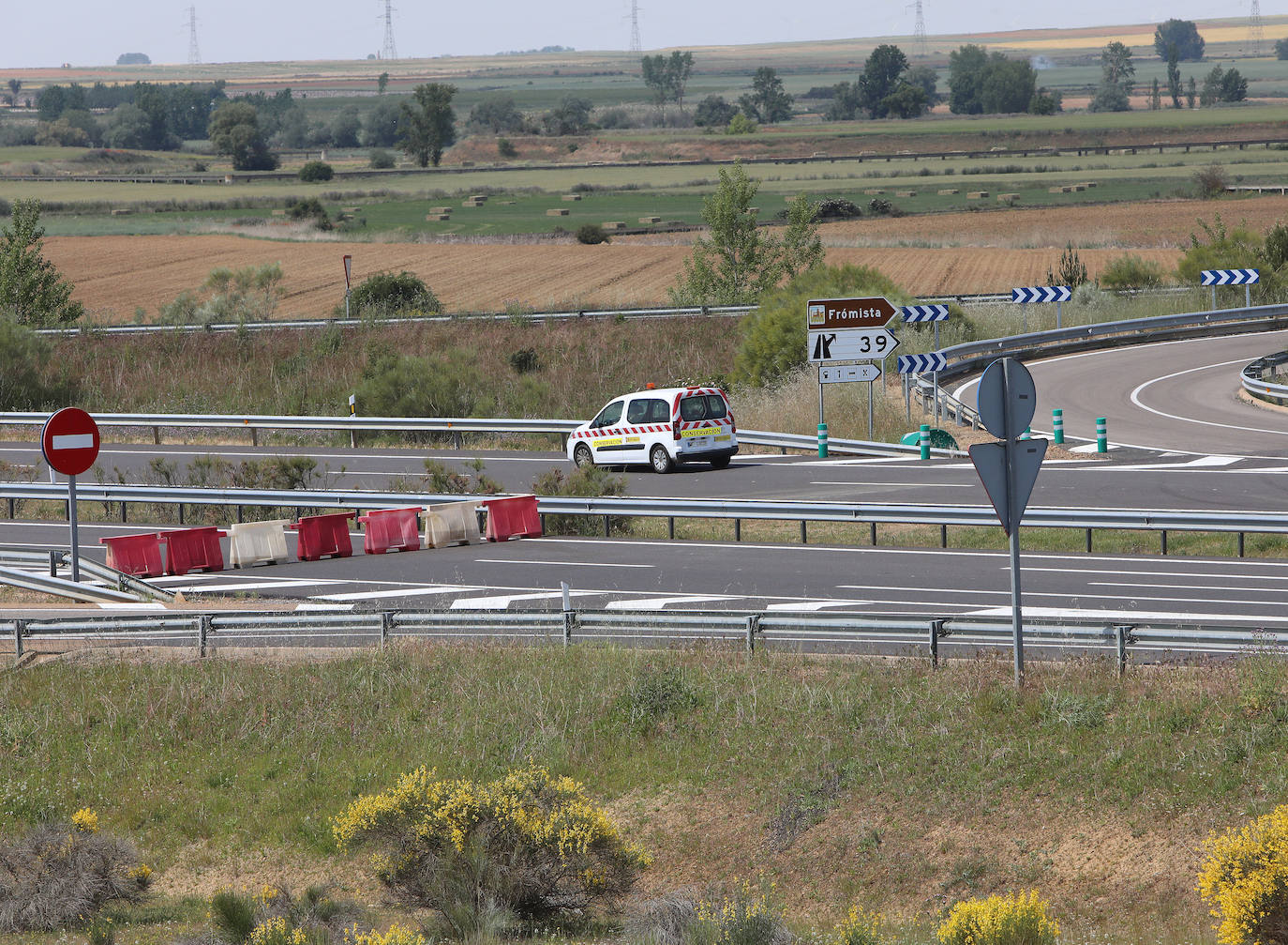 El tren de la alta velocidad invade la autovía a Cantabria