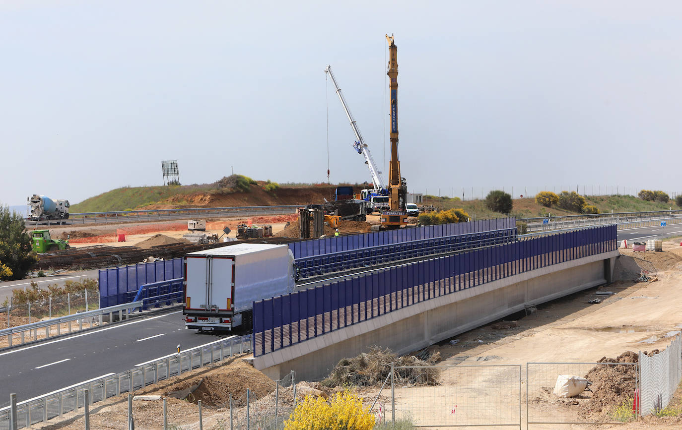 El tren de la alta velocidad invade la autovía a Cantabria