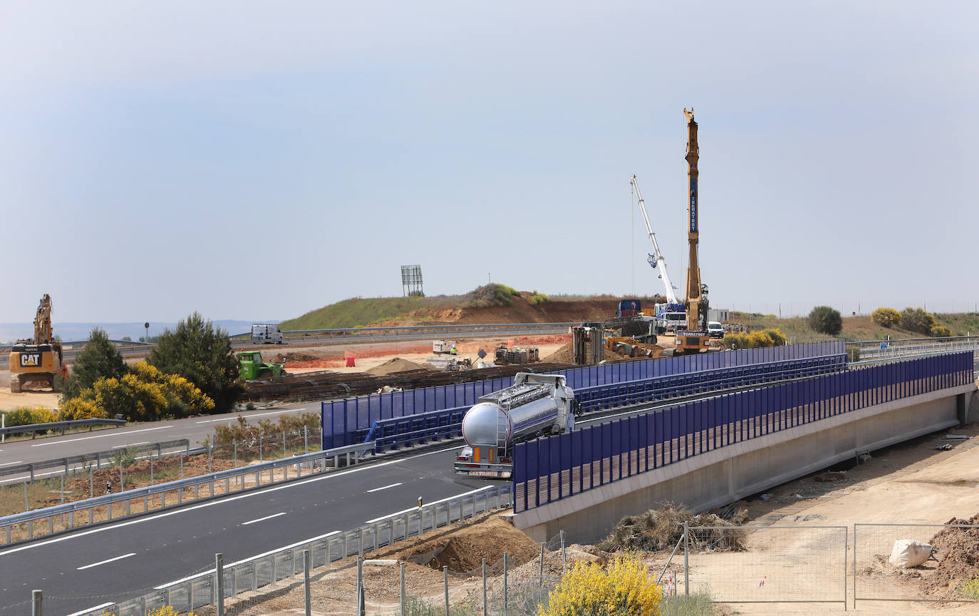 El tren de la alta velocidad invade la autovía a Cantabria