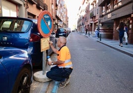 Eliminación de aparcamiento y cambios de direcciones en el asfalto en la calle Ferrocarril