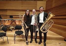 Amanda Pinos, junto a sus 'sanadores', los profesores de la OSCyL, Federico Ramos y José Redondo.