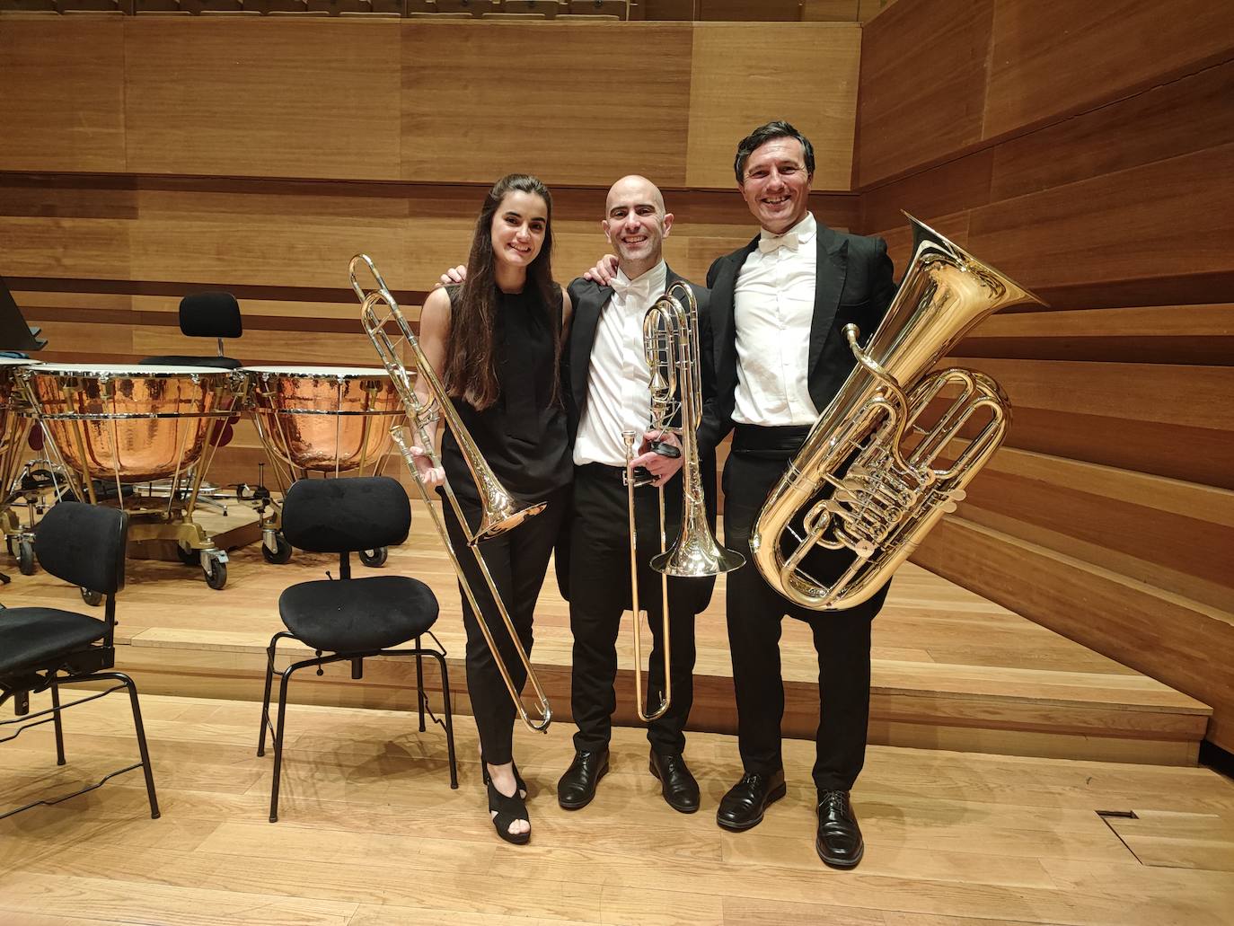 Amanda Pinos, junto a sus 'sanadores', los profesores de la OSCyL, Federico Ramos y José Redondo.