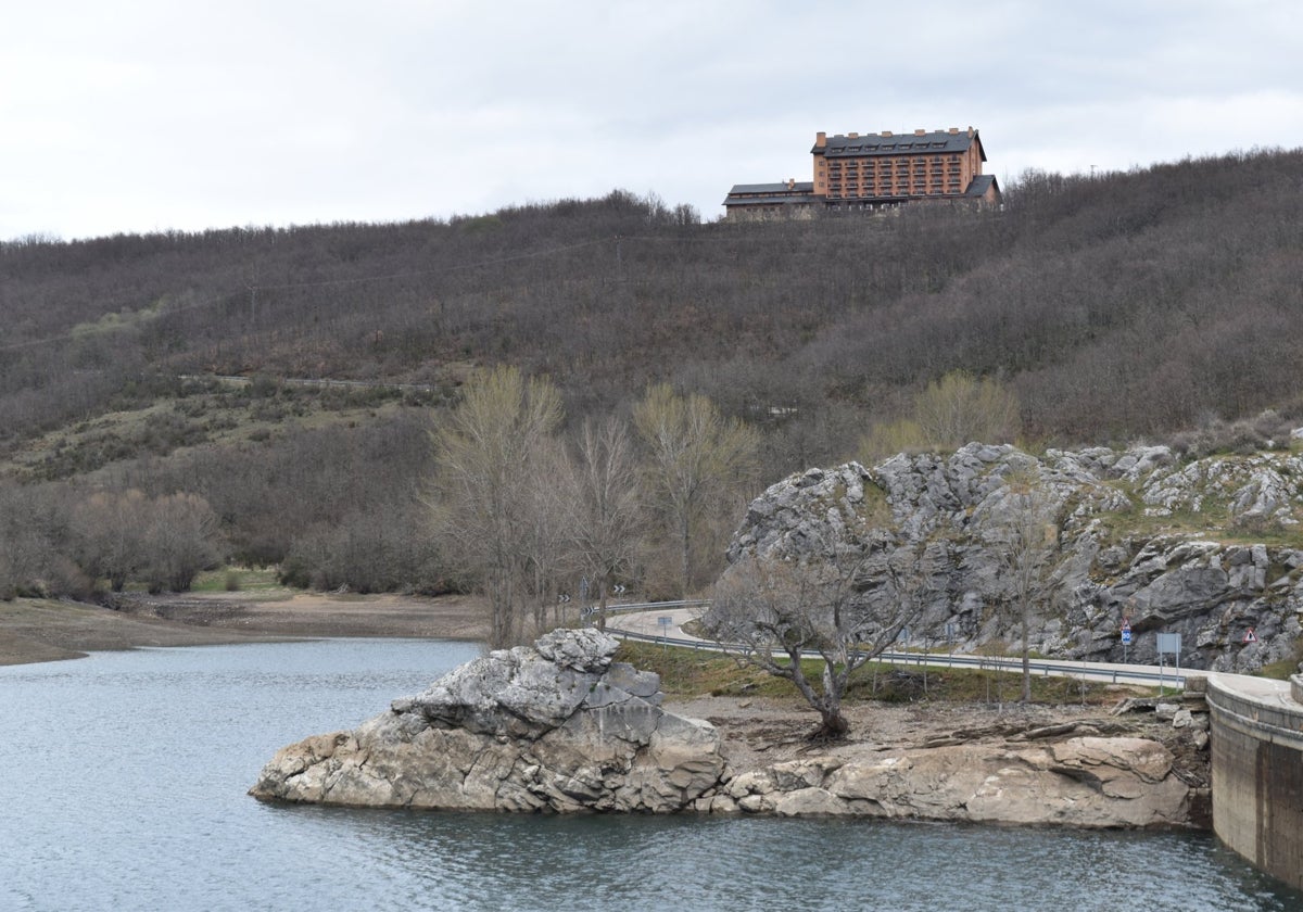 El Parador Nacional de Turismo 'Fuentes Carrionas', de Cervera de Pisuerga, abierto desde 1975.