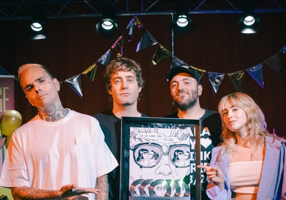 Integrantes de La La Love You junto a su Triple Disco de Platino.