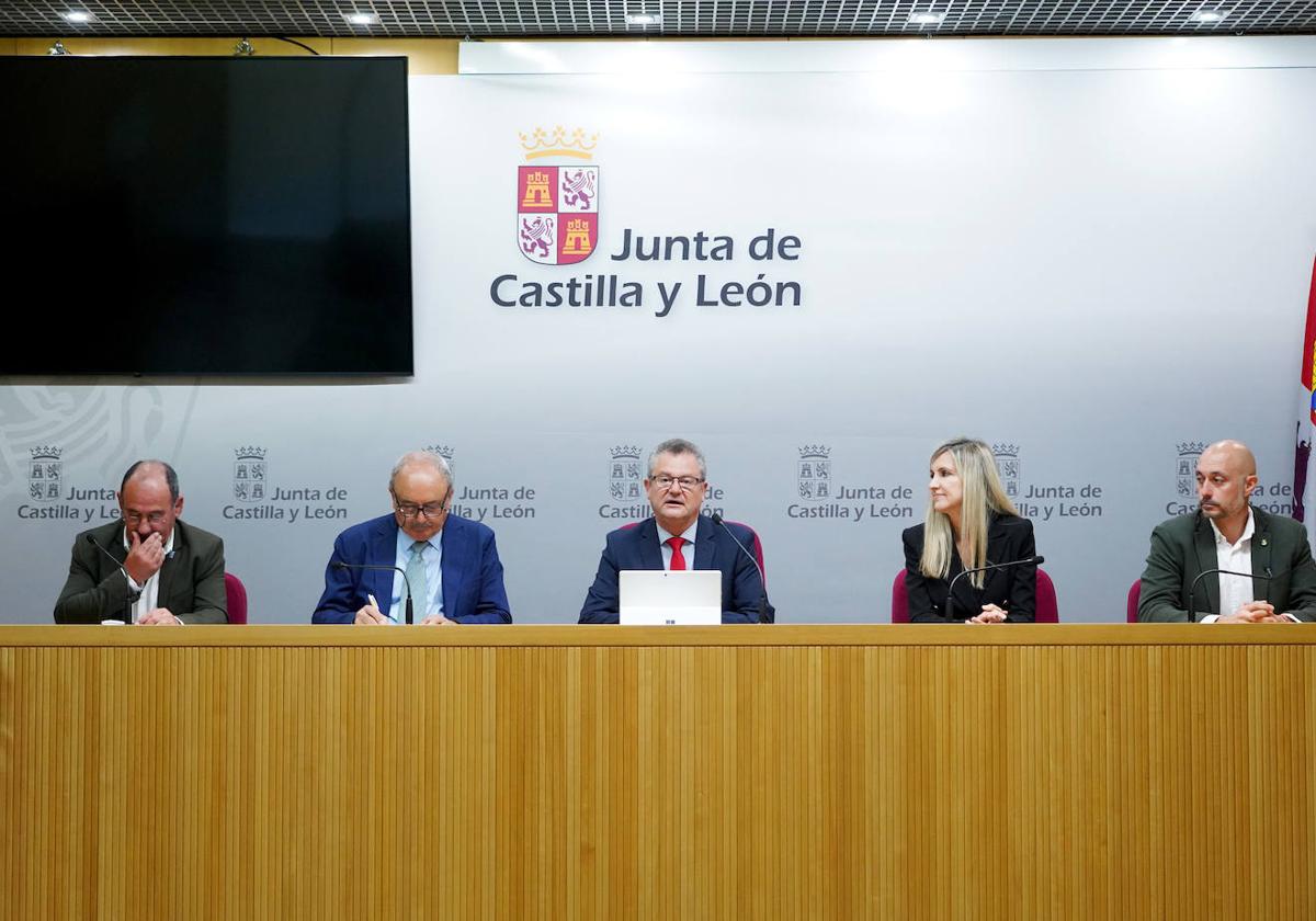 El consejero de Agricultura en el centro, durante la presentación del Premio Leader.