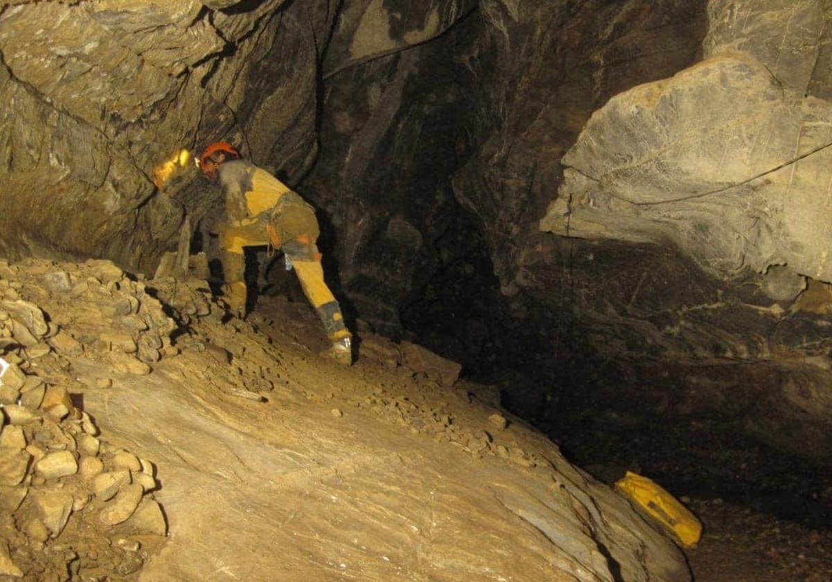 Un espeleólogo, dentro de la cueva de Soba.