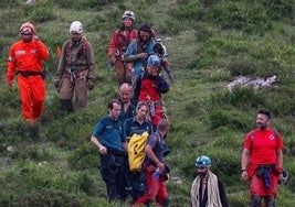 Los dos espeleólogos de Castilla y León con el equipo de rescate una vez fuera de la cueva.