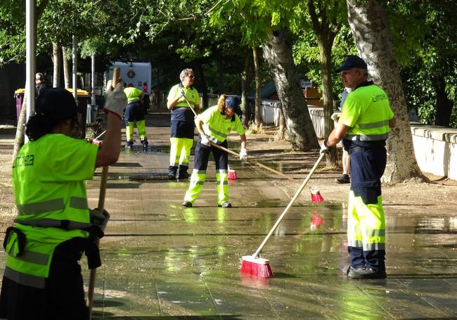 Los operarios limpian los paseos pasadas las nueve de la mañana.