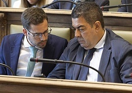 Los concejales populares Rodrigo Nieto y Alberto Gutiérrez durante el pleno de este lunes.